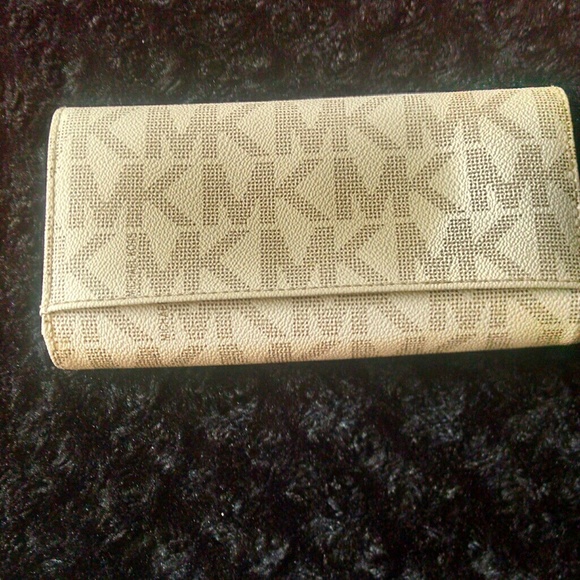 Michael Kors wallet. - Picture 4 of 8